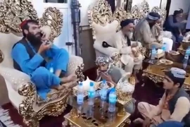 [Video] Taliban khám phá dinh thự sang chảnh của nguyên soái Afghanistan
