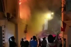 [Video] Hỏa hoạn kinh hoàng trong đêm, cả gia đình chủ phòng trà tử vong