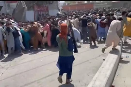 [Video] Taliban nổ súng thị uy trước đám đông hỗn loạn tại cổng sân bay Kabul