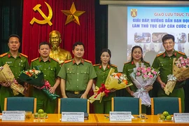 Giao lưu trực tuyến giải đáp, hướng dẫn bạn đọc An ninh Thủ đô làm thủ tục cấp Căn cước công dân gắn chip điện tử