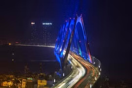 Hàng loạt công trình khắp ba miền thắp đèn xanh vì người tự kỷ