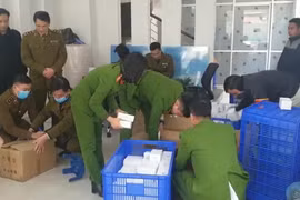 Hà Nội: Đột kích tổng kho đồng hồ lậu tại quận Hà Đông