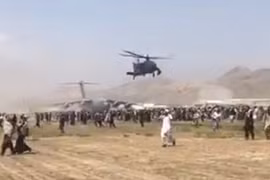 [Info] AH-64 Apache Mỹ xua đuổi người Afghanistan cố bám vào máy bay C-17 đang cất cánh