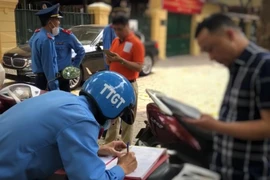 Xử phạt nhiều chủ xe sang đỗ vỉa hè quận trung tâm