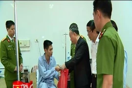 Thăm, động viên 2 chiến sỹ cảnh sát PCCC bị thương khi tham gia chữa cháy 