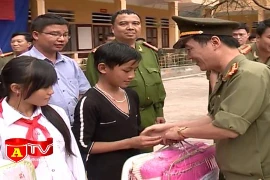 Công an Thủ đô mang tình yêu lên biên giới địa đầu Tổ quốc