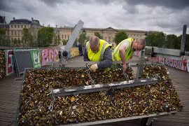 Chùm ảnh: “Mở khóa” tình yêu “cứu sống” cầu Pont des Arts ở Paris