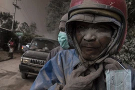 Cuộc sống “ngập ngụa” trong tro bụi núi lửa của người dân Indonesia