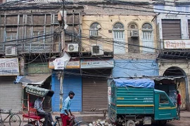 Ấn Độ: Dây điện đứt rơi vào xe bus, 17 người thiệt mạng 