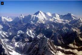 Đỉnh Everest chuyển hướng sau động đất ở Nepal