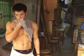 Hàng trăm cô gái phát cuồng vì “anh chàng bán đậu phụ đẹp trai nhất Trung Quốc“