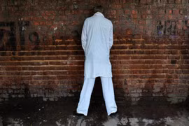 Ấn Độ: 109 người đàn ông bị bắt giam vì... tiểu tiện nơi công cộng