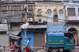 Ấn Độ: Dây điện đứt rơi vào xe bus, 17 người thiệt mạng 