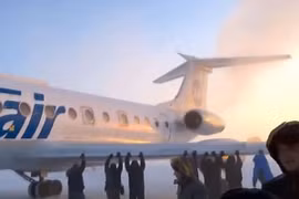 Nga: Máy bay kẹt trong băng - hành khách phải xuống đẩy