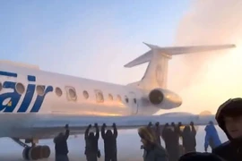 Nga: Máy bay kẹt trong băng - hành khách phải xuống đẩy