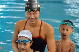 Ánh Viên bơi cùng các em thiếu nhi hoàn cảnh khó khăn của Hà Nội