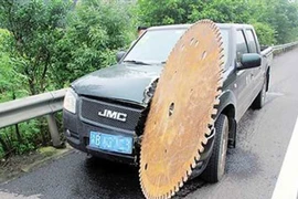 Lưỡi cưa cắm thẳng vào đầu ô tô