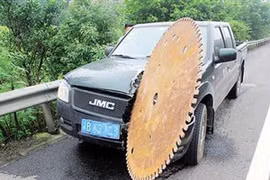 Lưỡi cưa cắm thẳng vào đầu ô tô