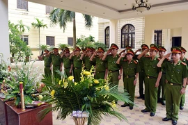 Dâng hương tưởng nhớ các anh hùng liệt sĩ Công an Thủ đô