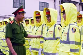 Thống nhất mẫu áo mưa mới cho CSGT Hà Nội