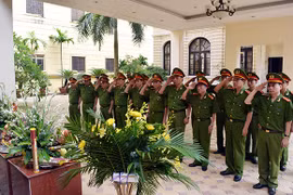 Dâng hương tưởng nhớ các anh hùng liệt sĩ Công an Thủ đô