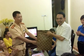 Thăm hỏi, tặng quà các gia đình chính sách