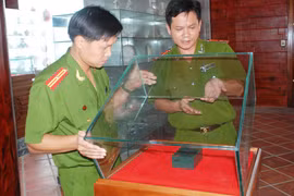 Kẻ trộm trả lại đồng hồ bạc tỷ cùng thùng bia... tạ lỗi 