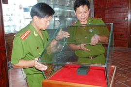 Kẻ trộm trả lại đồng hồ bạc tỷ cùng thùng bia... tạ lỗi 