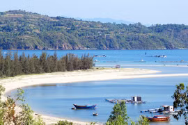 Bốn mùa xanh mát trên vịnh Vân Phong