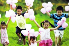 Trăng tròn trong mắt ai? 