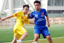 Sân cỏ “nóng” từng centimet