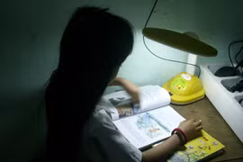 Trẻ lớp 1 “vật lộn” với bài tập về nhà