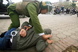 Chống người thi hành công vụ, xử quá nhẹ 