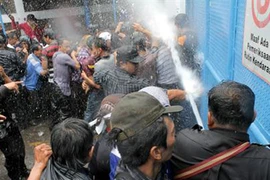 Indonesia: Biểu tình bạo lực tại nhà máy giầy Adidas 