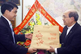 Lãnh đạo CATP chúc mừng Tòa Giám mục Hưng Hóa 