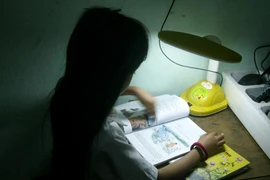 Trẻ lớp 1 “vật lộn” với bài tập về nhà