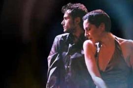 “Sóng cả không ngã tay chèo” 