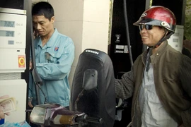 Giá xăng bất ngờ giảm 500 đồng/lít 