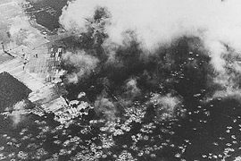 Những bó đuốc khổng lồ trên trời Hà Nội 