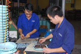 Cuối năm, công nhân vẫn nhàn