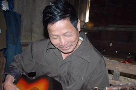 Buộc hai tay, bò quanh núi đá mấy ghìn lần để cai nghiện