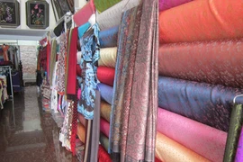 Mai một làng lụa nghìn năm: Tham bát bỏ mâm 