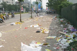 Chiếm vỉa hè rồi xả rác
