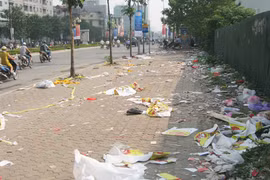 Chiếm vỉa hè rồi xả rác