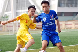 Sân cỏ “nóng” từng centimet