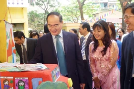 Phó Thủ tướng Nguyễn Thiện Nhân chúc mừng các nhà giáo Thủ đô