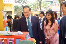 Phó Thủ tướng Nguyễn Thiện Nhân chúc mừng các nhà giáo Thủ đô