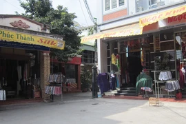 Mai một làng lụa nghìn năm: Mập mờ đánh lận con đen 