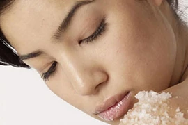 Tẩy da chết bằng muối và đường 