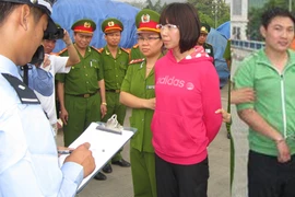 Trốn truy nã, khỏa thân trong khách sạn